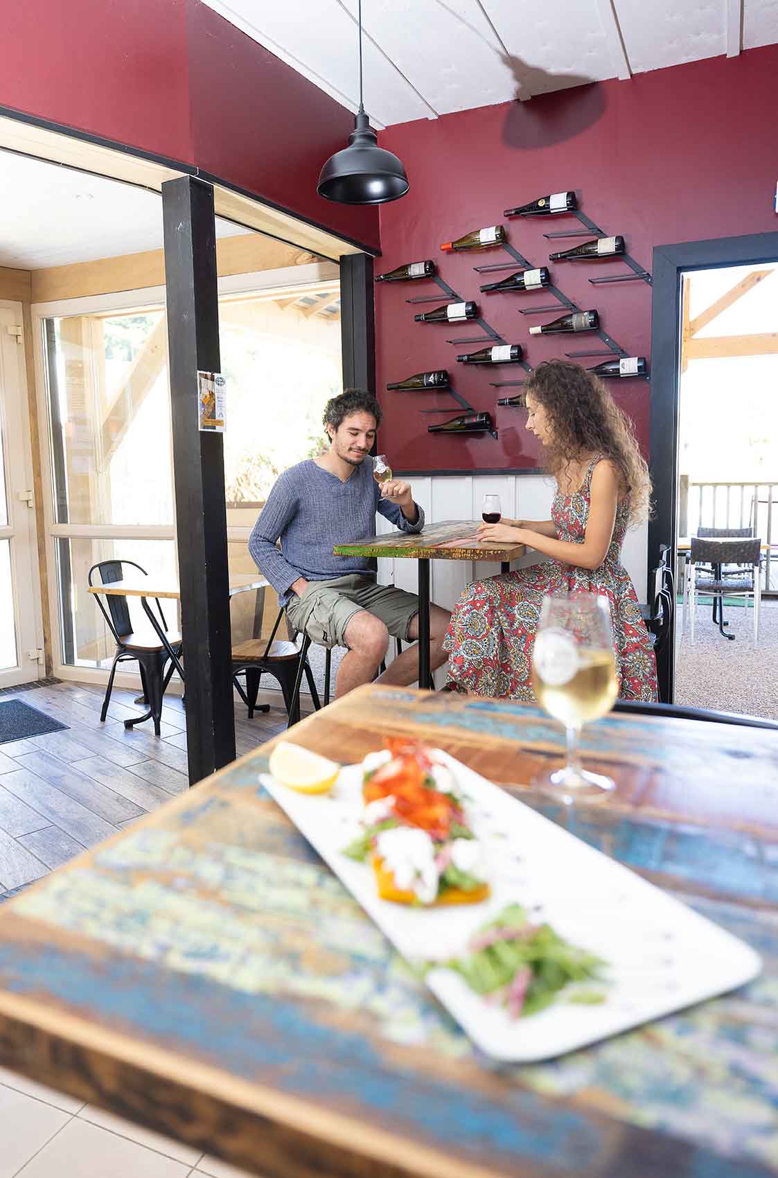 Dégustation de vin sur un camping en bord de Loire