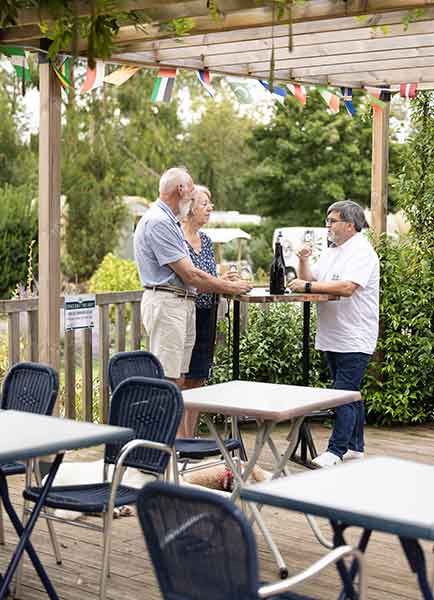 Dégustation de vin sur le camping l'Isle Verte à Montsoreau